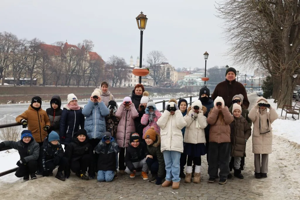Замість звичних іграшок – унікальна можливість: словацькі волонтери подарували дітям Ужгорода інструменти для дослідження природи. Замість звичних іграшок – унікальна можливість: словацькі волонтери подарували дітям Ужгорода інструменти для дослідження природи.