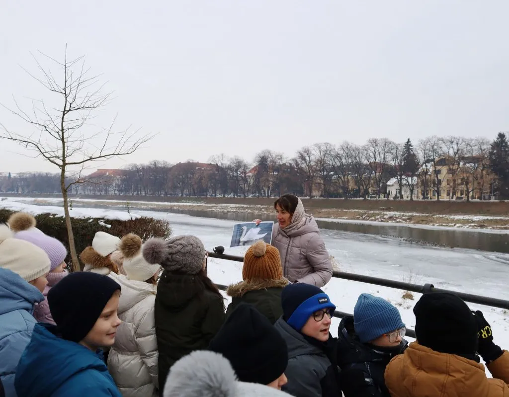Замість звичних іграшок – унікальна можливість: словацькі волонтери подарували дітям Ужгорода інструменти для дослідження природи.