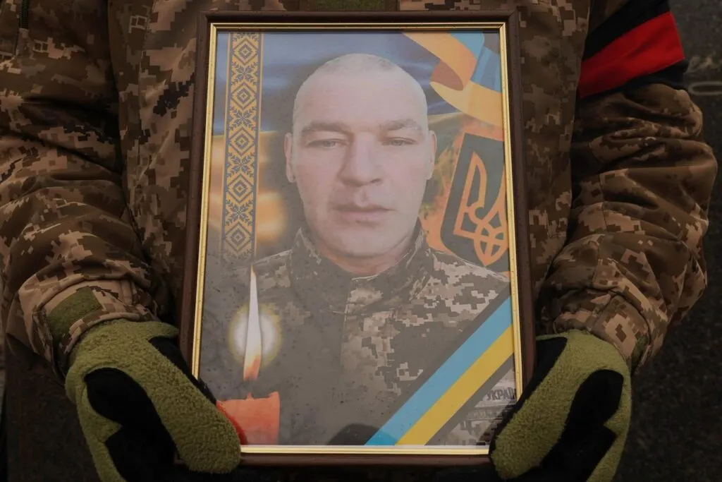 Ужгород провів у останню путь Героя на щиті – прощання із полеглим захисником Андрієм Долгушевим Ужгород провів у останню путь Героя на щиті – прощання із полеглим захисником Андрієм Долгушевим