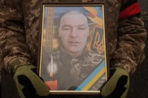 Ужгород провів у останню путь Героя на щиті – прощання із полеглим захисником Андрієм Долгушевим