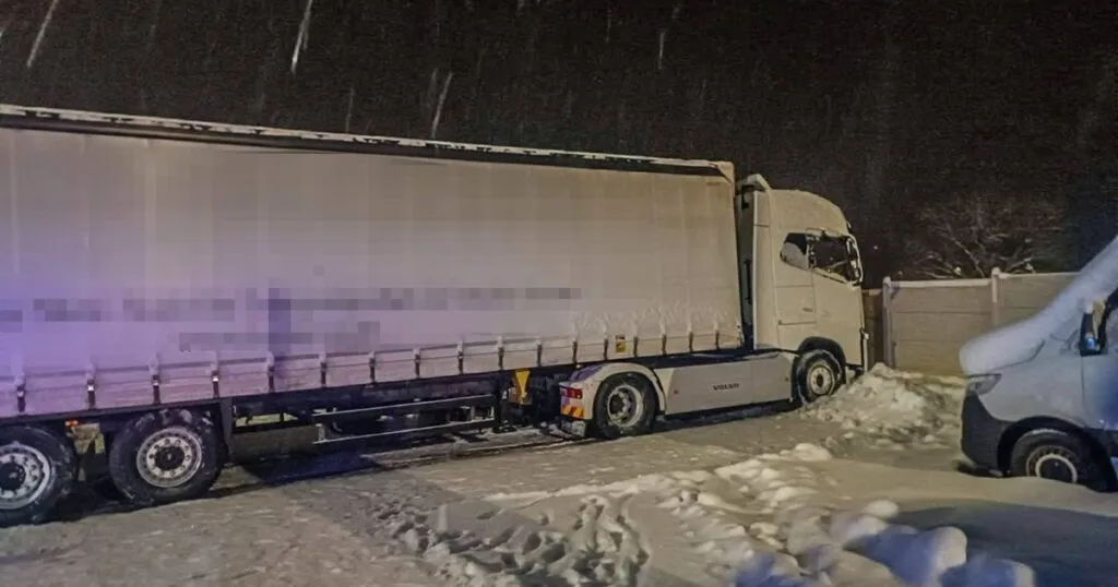 Поблизу КПП «Ужгород — Вишнє Нємецке» п’яний водій фури протаранив паркан: деталі нічної ДТП Поблизу КПП «Ужгород — Вишнє Нємецке» п’яний водій фури протаранив паркан: деталі нічної ДТП