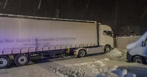 Поблизу КПП «Ужгород — Вишнє Нємецке» п’яний водій фури протаранив паркан: деталі нічної ДТП
