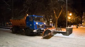 Боротьба зі стихією: як в Ужгороді триває розчищення доріг та тротуарів від снігу