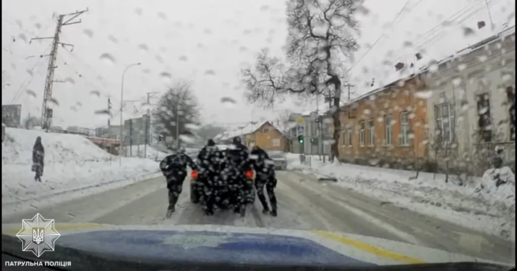 В Ужгороді патрульні допомогли водію, в якого посеред дороги закінчилося пальне В Ужгороді патрульні допомогли водію, в якого посеред дороги закінчилося пальне