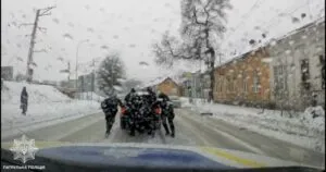 В Ужгороді патрульні допомогли водію, в якого посеред дороги закінчилося пальне