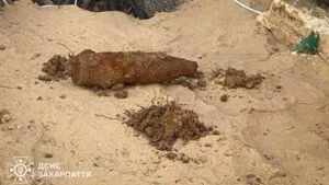 На вулиці Об’їзній в Ужгороді виявили 122-міліметровий артилерійський снаряд: деталі операції ДСНС