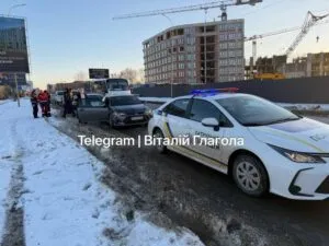 Інцидент у Ужгороді: жінка застосовує перцевий балончик проти поліцейських під час затримання чоловіка в розшуку