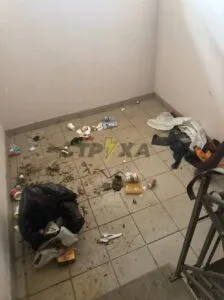 Скандальна поведінка в під’їзді на вулиці Лінтура: мешканці повідомляють про безлад та антисанітарію.