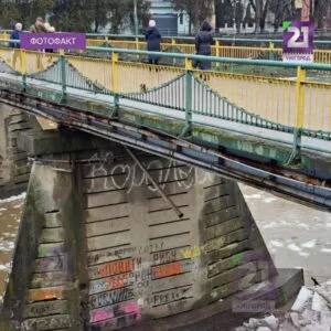 Тривожна ситуація з пішохідним мостом в Ужгороді: залізна конструкція під загрозою обвалу