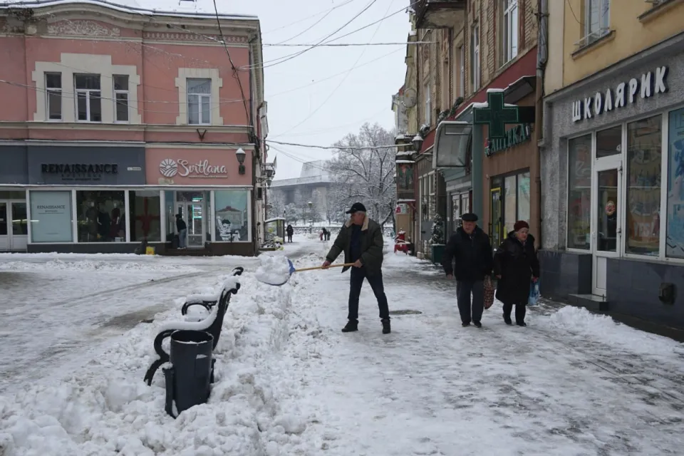 Сніговий колапс в Ужгороді: місто опинилося у полоні стихії, а комунальні служби ігнорують скарги мешканців