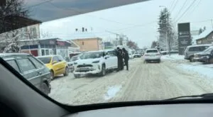 Колапс на дорогах Ужгорода: місто другий день потерпає від ожеледиці та бездіяльності комунальних служб
