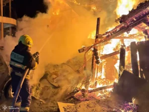 Ужгородські рятувальники успішно ліквідували пожежу у господарських спорудах