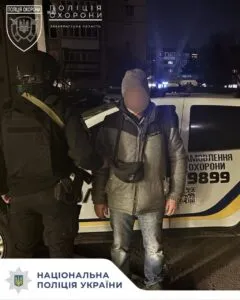 Захист порядку в Ужгороді: поліцейські охорони викрили зловмисника