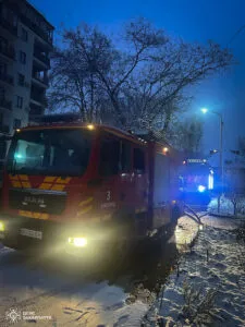 Надзвичайна ситуація в Ужгороді: вогнеборці врятували людей з диму