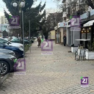 Несподівані зміни на проспекті Свободи в Ужгороді: встановлення невідомих стовпів викликає питання