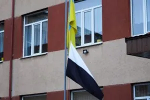 Символ надії та пам’яті: чорно-білий прапор піднято в Ужгороді