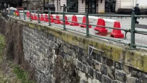 Терміново! Стіна на Театральній площі Ужгорода на межі обвалу: Місту загрожує катастрофа?