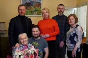 Столітній ювілей Ніни Попович: мер Богдан Андріїв привітав ювілярку з визначною датою