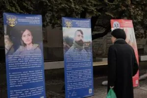 В Ужгороді відкрилася виставка, присвячена 4-й річниці повномасштабного вторгнення та героям України