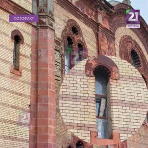 Фасад Закарпатської обласної філармонії в Ужгороді: Архітектурна памятка у занедбаному стані