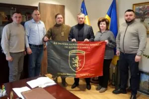 Громада Ужгорода отримала прапор 24 ОМБр імені короля Данила на знак вдячності за підтримку військових