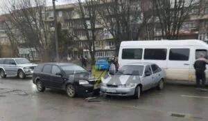 Дорожньо-транспортна пригода на вулиці Грушевського: Зіткнення таксі та легкового автомобіля
