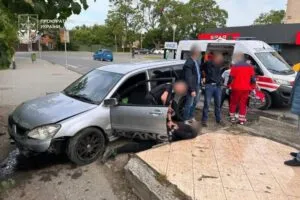 Ужгородський суд виніс суворий вирок викрадачу авто, який травмував власника: 6 років за ґратами