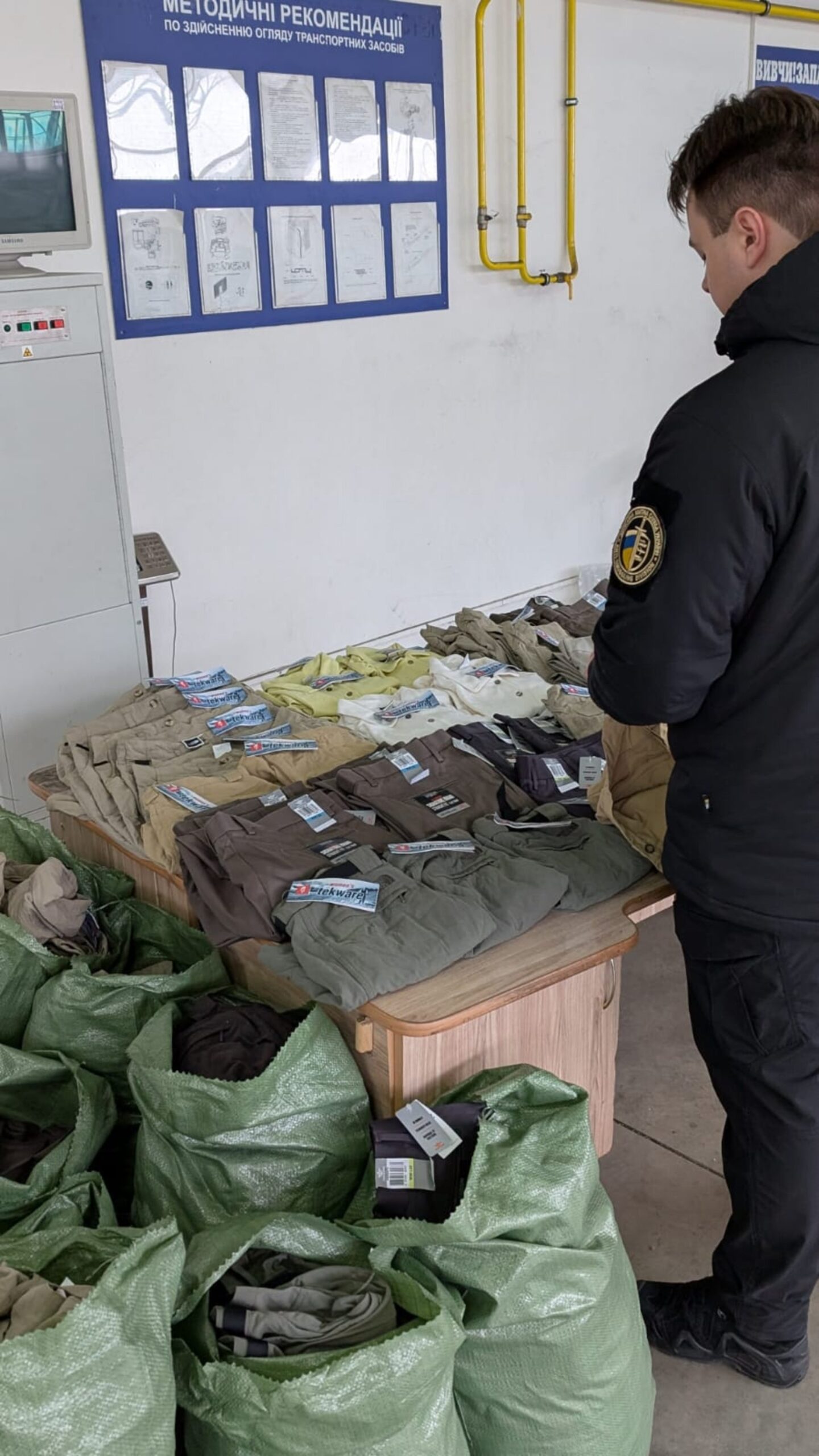 Митники Закарпаття виявили партію нового брендового одягу, замасковану під секонд-хенд, на суму 2 мільйони гривень