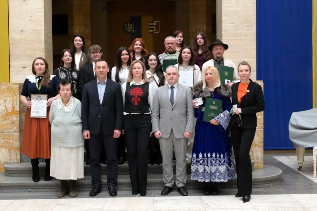 В Ужгороді відзначили видатних екскурсоводів Закарпаття та вшанували память полеглих героїв В Ужгороді відзначили видатних екскурсоводів Закарпаття та вшанували память полеглих героїв