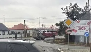 Перекинутий автомобіль та розбите скло: деталі зіткнення на в’їзді до Ужгорода