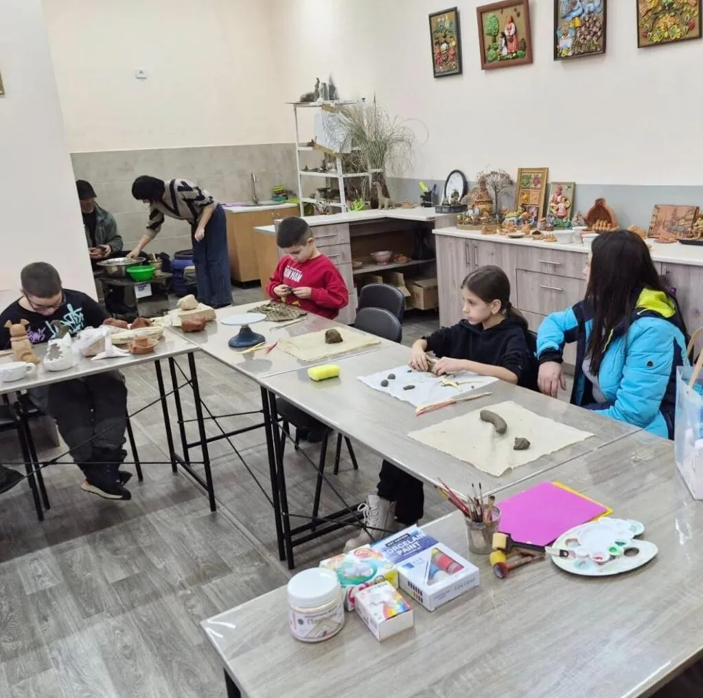 Терапія творчістю: гончарство як засіб реабілітації ветеранів у Ужгороді Терапія творчістю: гончарство як засіб реабілітації ветеранів у Ужгороді