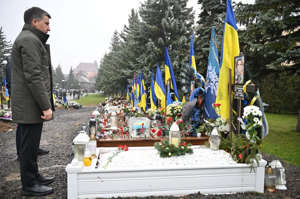 Чотири роки незламності: Україна вшановує память захисників у річницю повномасштабного вторгнення