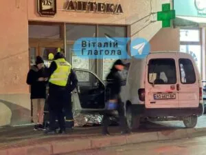 Трагедія в Ужгороді: водій втрачає керування і врізається в аптеку