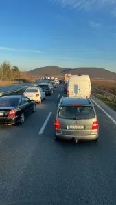 Біля Ужгорода ТЦК перекрили трасу Київ-Чоп паралізувавши рух у два напрямки (відео 18+)