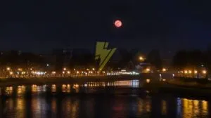 Незвичайне явище над Ужгородом: Мешканці спостерігали «Кривавий місяць»