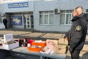 На Закарпатті затримали автобус із незадекларованими елітними брендами на 1,8 млн грн