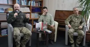 «Книги на лінії фронту»: як читання зберігає людяність військових на передовій у фотопроєкті Владислава Товтина