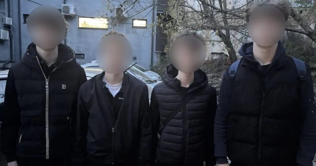 Підлітки стріляли з пістолета на Корзо: поліція швидко затримала чотирьох підлітків Підлітки стріляли з пістолета на Корзо: поліція швидко затримала чотирьох підлітків