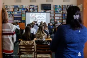 Література під канонаду: в Ужгороді презентували фотопроєкт закарпатського воїна про читання на передовій