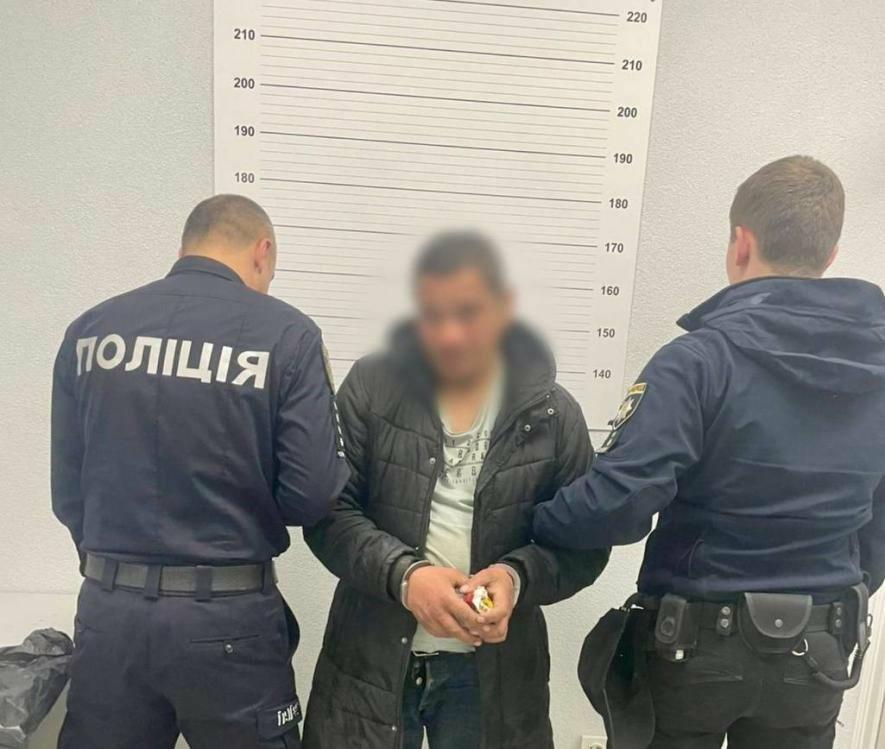 В Ужгороді чоловік влаштував стрілянину по Закарпатському драмтеатру: правоохоронці затримали зловмисника