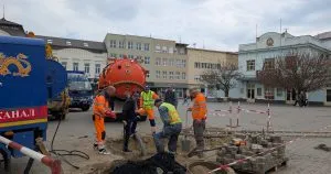 Ужгородська Театральна площа під оновленням: розпочато ремонт аварійного колектора під час туристичного сезону