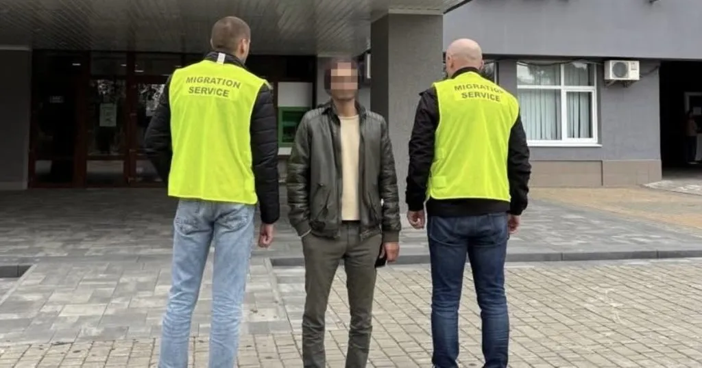 В Ужгороді іноземця видворять з України через порушення міграційного законодавства В Ужгороді іноземця видворять з України через порушення міграційного законодавства