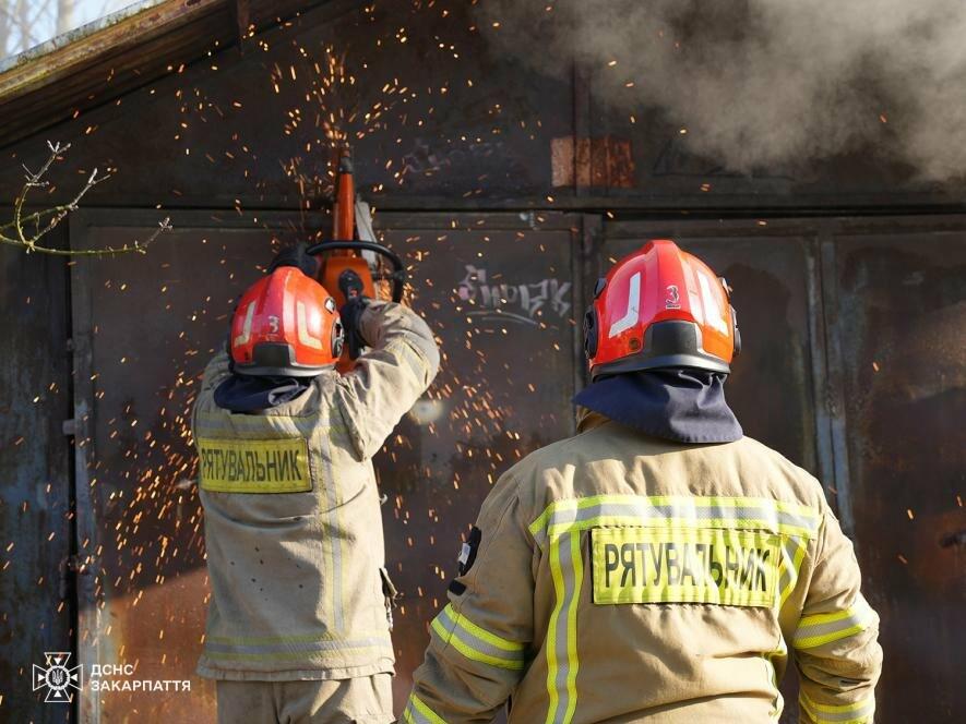 В Ужгороді вогнеборці приборкали полумя у гаражі, запобігши масштабному поширенню