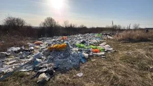 Екологічний тривожний сигнал: дорога до Ужгородського карєру перетворюється на несанкціоноване сміттєзвалище