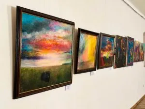 Мистецьке віддзеркалення війни: Ужгород презентує експозицію «Відзеркалення. Рефлекси. Резонанси», що лікує кольором