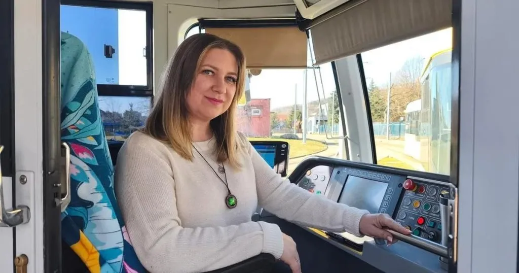 Ужгородська вихователька здійснила дитячу мрію: стала єдиною українською водійкою трамвая в Кошицях Ужгородська вихователька здійснила дитячу мрію: стала єдиною українською водійкою трамвая в Кошицях