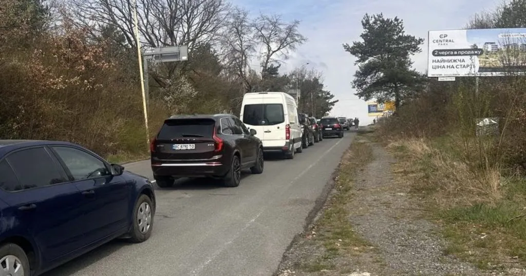 Затримки на кордоні зі Словаччиною: на КПП “Ужгород” утворилася масштабна черга Затримки на кордоні зі Словаччиною: на КПП “Ужгород” утворилася масштабна черга