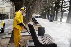 Клінінговий бізнес долучився до місячника благоустрою в Ужгороді: на набережній працювала професійна техніка