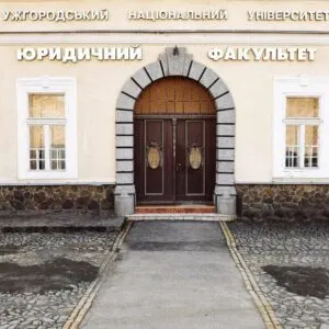 Публічний скандал в УжНУ: Викладач юридичного факультету назвав студента ідіотом