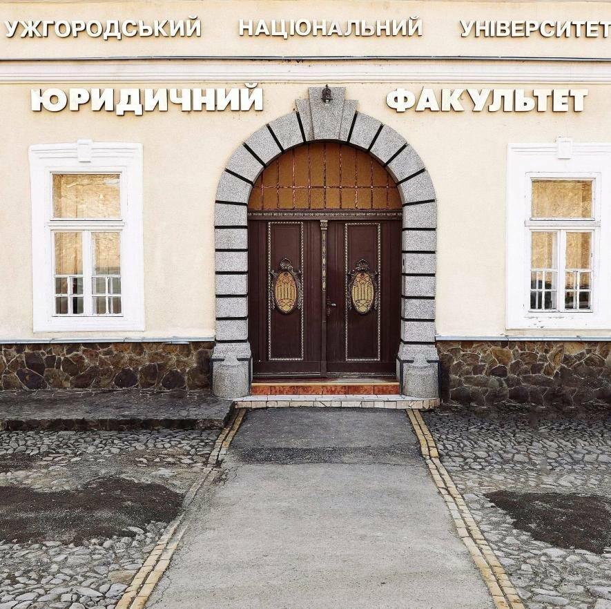 Публічний скандал в УжНУ: Викладач юридичного факультету назвав студента ідіотом